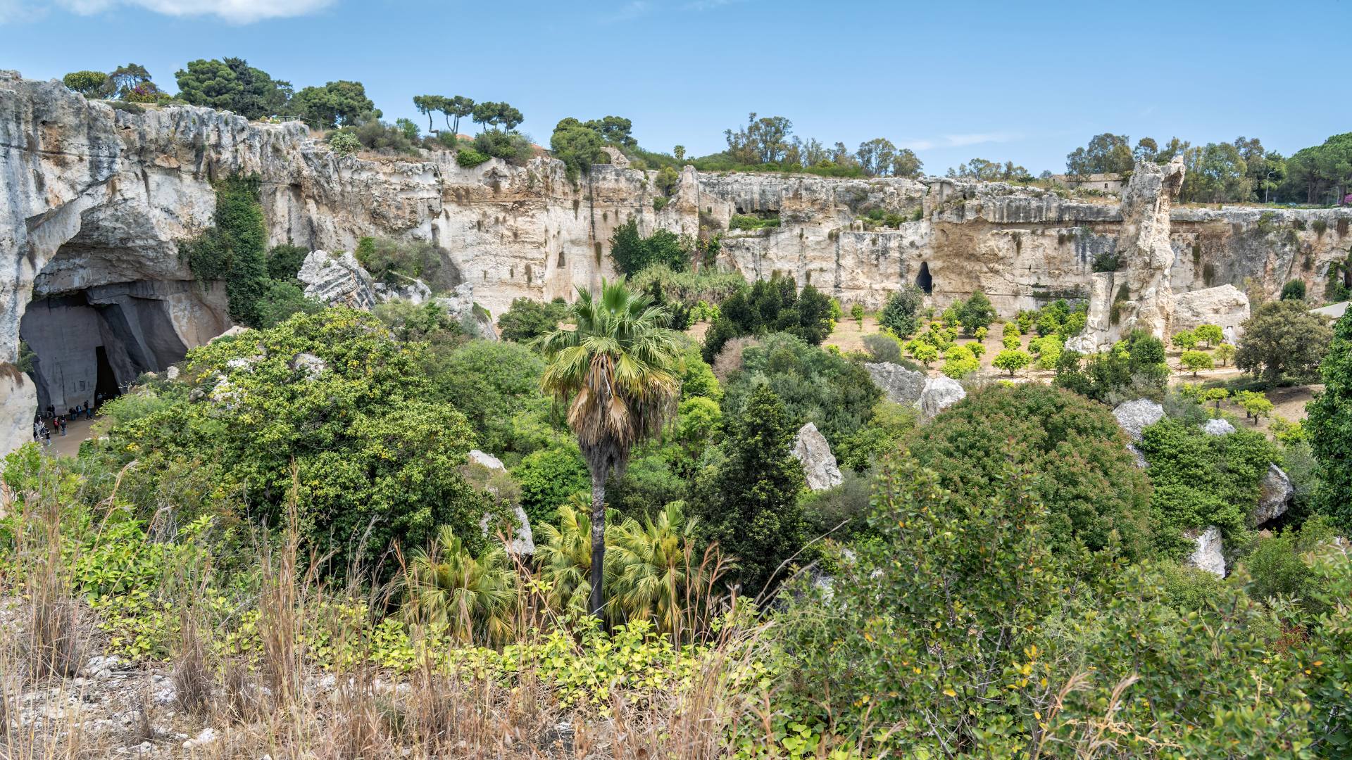 Reste des historischen Steinbruchs